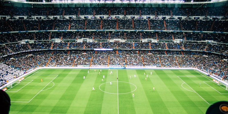 足球教练在战术板前讲解战术布置